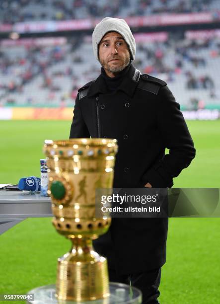 Fussball DFB Pokal Halbfinale Saison 2016/2017 FC Bayern Muenchen - Borussia Dortmund TV Experte Mehmet Scholl mit Muetze im Apriwetter mit DFB Pokal