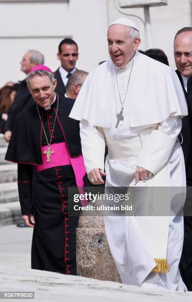 Rom, Vatikan Papst Franziskus I. Mit Kurienerzbischof Georg Gaenswein bei der woechentlichen Generalaudienz auf dem Petersplatz.