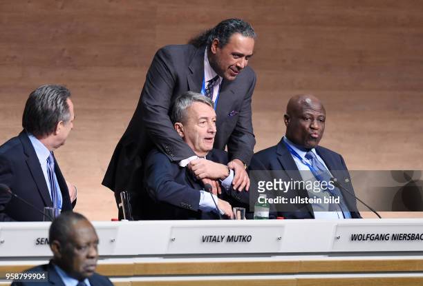 Fussball International Ausserordentlicher FIFA Kongress 2016 im Hallenstadion in Zuerich Wolfgang NIERSBACH umarmt von Scheich Ahmad Al Fahad AL...