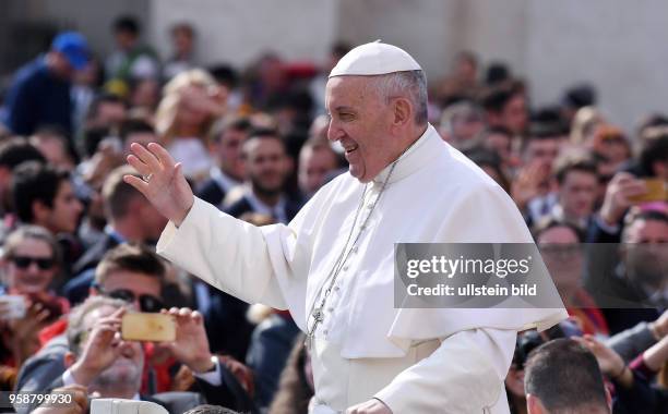 Rom, Vatikan Papst Franziskus I. Bei der woechentlichen Generalaudienz auf dem Petersplatz