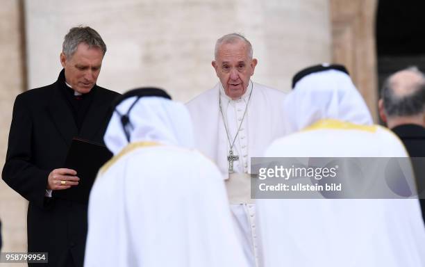 Rom, Vatikan Papst Franziskus I. Bei der woechentlichen Generalaudienz auf dem Petersplatz beobachtet begruesst zwei Scheichs, Kurienerzbischof Georg...