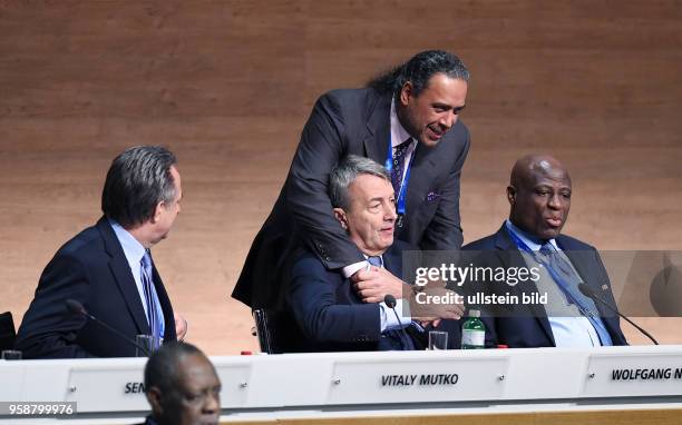 Fussball International Ausserordentlicher FIFA Kongress 2016 im Hallenstadion in Zuerich Wolfgang NIERSBACH umarmt von Scheich Ahmad Al Fahad AL...