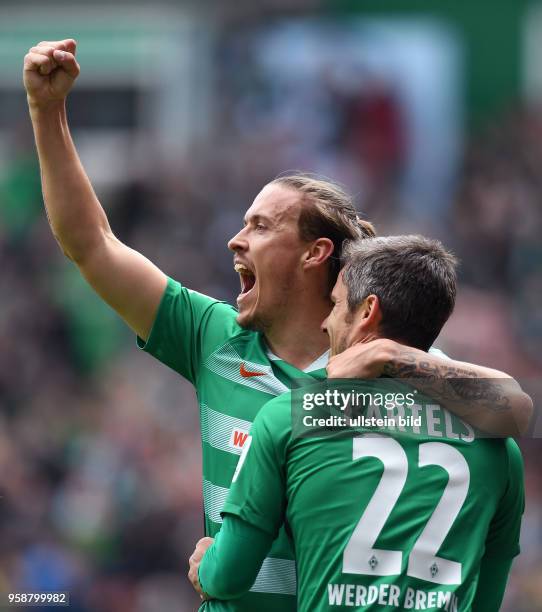 Werder Bremen - Hertha BSC Berlin Max Kruse und Fin Bartels bejubeln den Treffer zum 2:0