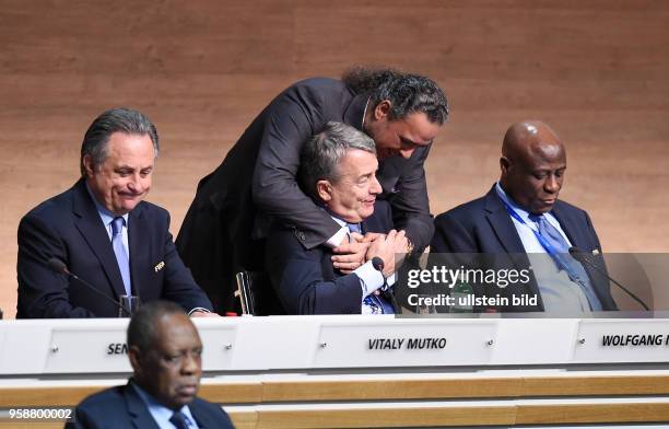 Fussball International Ausserordentlicher FIFA Kongress 2016 im Hallenstadion in Zuerich Wolfgang NIERSBACH umarmt von Scheich Ahmad Al Fahad AL...