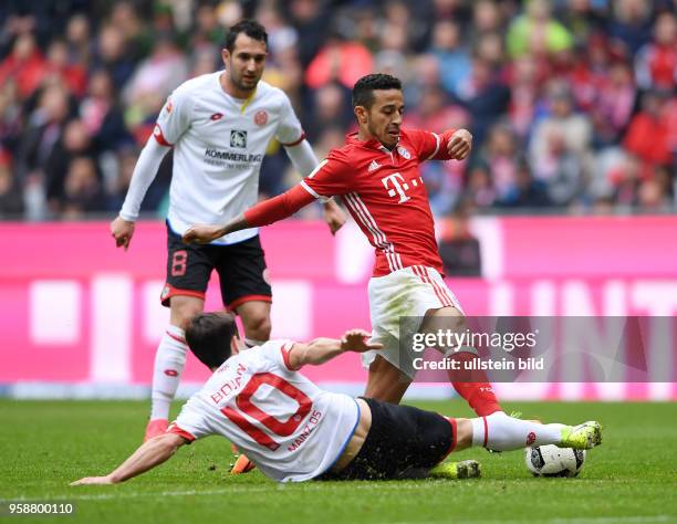 Fussball 1. Bundesliga Saison 2016/2017 30. Spieltag FC Bayern Muenchen - 1. FSV Mainz 05 Thiago Alcantara gegen Bojan beobachtet von Levin Oeztunali