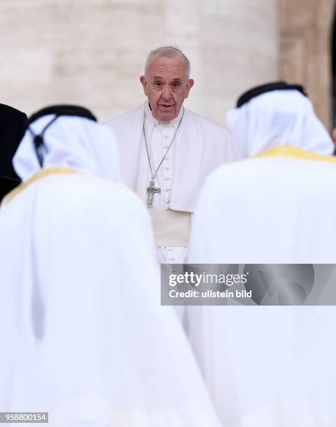 Rom, Vatikan Papst Franziskus I. Bei der woechentlichen Generalaudienz auf dem Petersplatz beobachtet begruesst zwei Scheichs