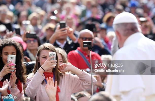 Rom, Vatikan Zwei Maedchen filmen und fotografieren Papst Franziskus I. Mit ihren Mobiltelefonen bei der woechentlichen Generalaudienz auf dem...