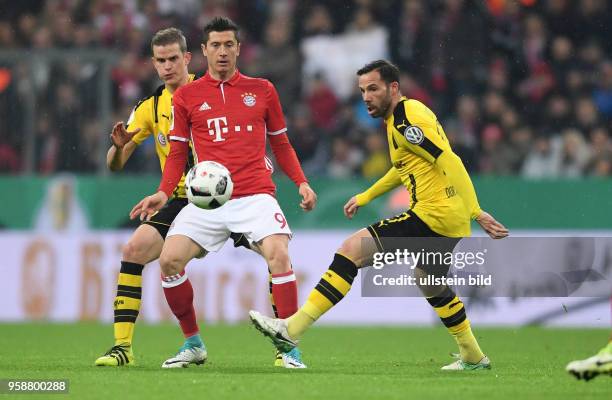 Fussball DFB Pokal Halbfinale Saison 2016/2017 FC Bayern Muenchen - Borussia Dortmund Robert Lewandowski gegen Sven Bender und Gonzalo Castro