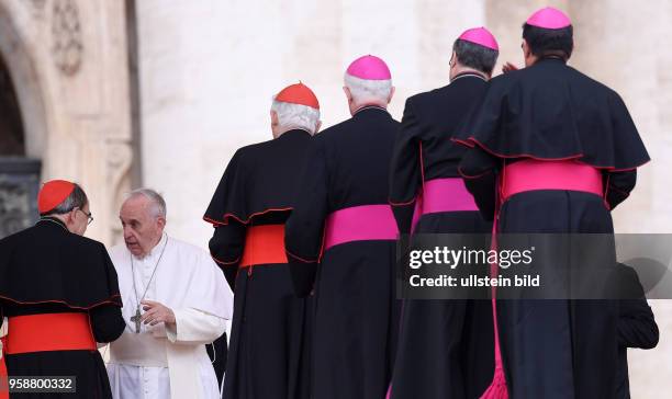 Rom, Vatikan Papst Franziskus I. Bei der woechentlichen Generalaudienz auf dem Petersplatz begruesst Kardinaele und Bischoefe