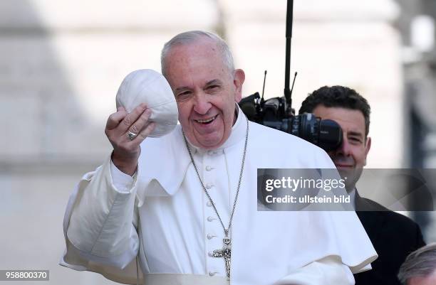 Rom, Vatikan Papst Franziskus I. Gruesst mit sein bei Pileolus der woechentlichen Generalaudienz auf dem Petersplatz