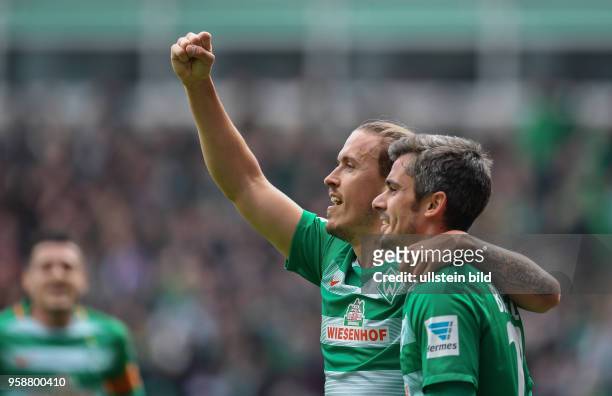 Werder Bremen - Hertha BSC Berlin Max Kruse und Fin Bartels bejubeln den Treffer zum 2:0