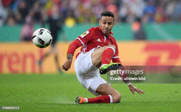 Fussball DFB Pokal Halbfinale Saison 2016/2017 FC Bayern Muenchen - Borussia Dortmund Thiago Alcantara