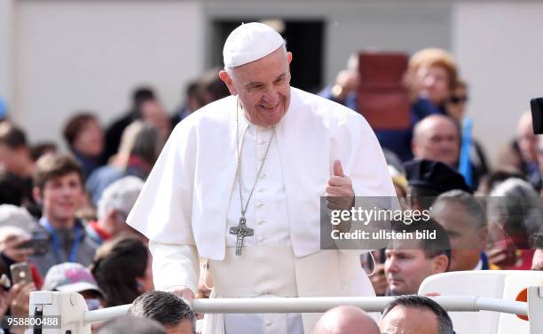 Rom, Vatikan Papst Franziskus I. Bei der woechentlichen Generalaudienz auf dem Petersplatz