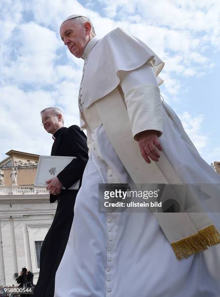 Rom, Vatikan Papst Franziskus I. Bei der woechentlichen Generalaudienz auf dem Petersplatz