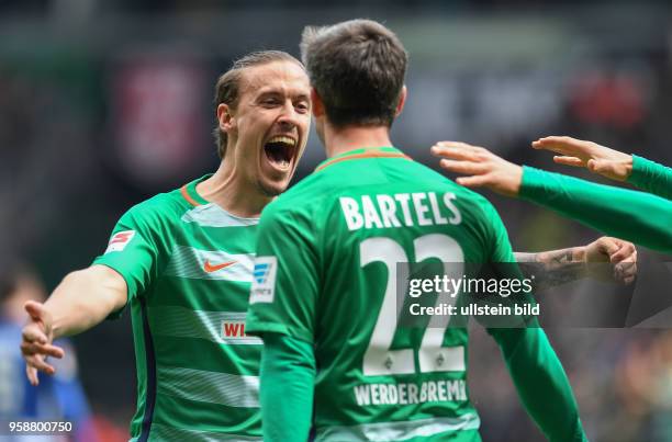 Werder Bremen - Hertha BSC Berlin Max Kruse und Fin Bartels bejubeln den Treffer zum 1:0