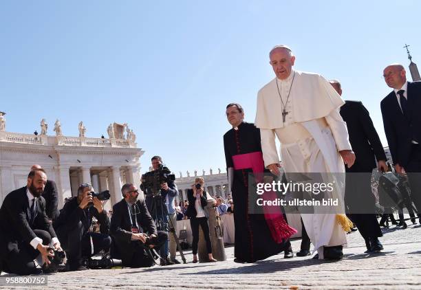 Rom, Vatikan Papst Franziskus I. Bei der woechentlichen Generalaudienz auf dem Petersplatz