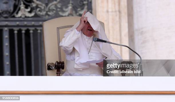 Rom, Vatikan Papst Franziskus I. Bekommt bei der woechentlichen Generalaudienz auf dem Petersplatz den Umhang seiner Soutane vom Wind ins Gesicht...
