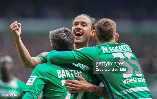 Werder Bremen - Hertha BSC Berlin Fin Bartels, Max Kruse und Maximilian Eggestein bejubeln den Treffer zum 1:0