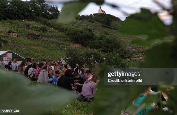 Rottenburg-Wurmlingen Weinfest Wurmlingen; Besucher geniesen den Wurmlinger Wein unter der Kapelle.