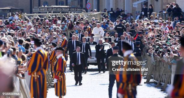 Rom, Vatikan Die paepstlichen Schweizergarde und Leibwaechter umgeben Papst Franziskus I. Im Papamobil fuer die woechentlichen Generalaudienz auf dem...