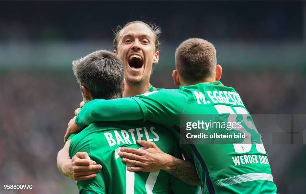 Werder Bremen - Hertha BSC Berlin Fin Bartels, Max Kruse und Maximilian Eggestein jubeln nach dem Tor zum 1:0