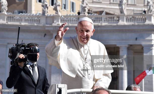 Rom, Vatikan Papst Franziskus I. Bei der woechentlichen Generalaudienz auf dem Petersplatz