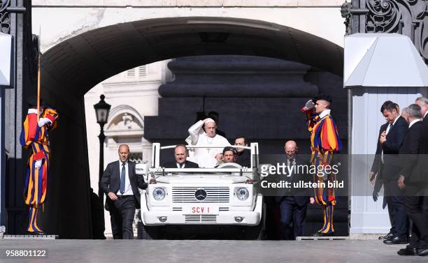 Rom, Vatikan Die paepstlichen Schweizergarde und Leibwaechter umgeben Papst Franziskus I. Im Papamobil fuer die woechentlichen Generalaudienz auf dem...