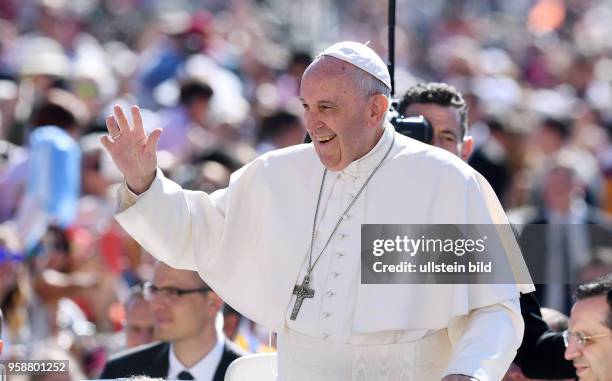 Rom, Vatikan Papst Franziskus I. Bei der woechentlichen Generalaudienz auf dem Petersplatz