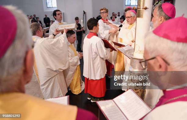 Rottenburgim Dom St. Martin zu Rottenburg Bischofsweihe; Domkapitular Matthaeus Karrer wird von Bischof Dr. Gebhard Fuerst zum Weihbischof der...