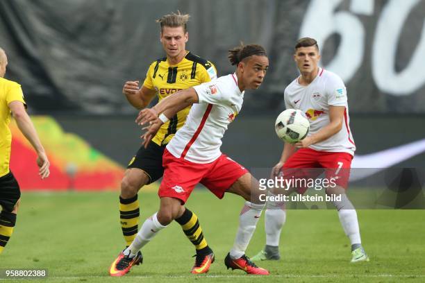 Fussball GER, 1. Bundesliga Saison 2016 2017, 2. Spieltag, RB Leipzig - Borussia Dortmund, v. L. Lukasz PISZCZEK im Duell mit Yussuf POULSEN