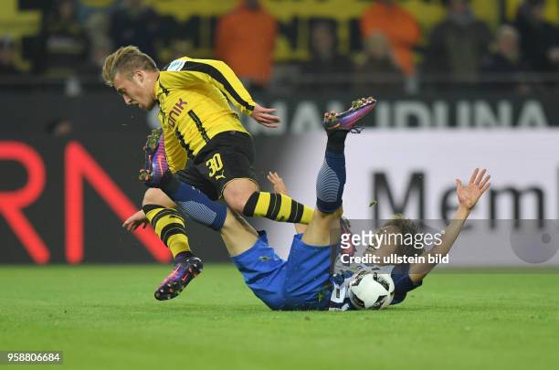 Fussball GER, 1. Bundesliga Saison 2016 2017, 7. Spieltag, Borussia Dortmund - Hertha BSC Berlin, Felix Passlack , li., gegen Genki Haraguchi