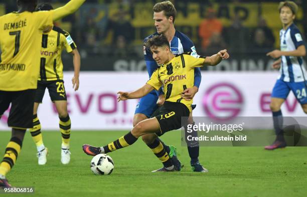 Fussball GER, 1. Bundesliga Saison 2016 2017, 7. Spieltag, Borussia Dortmund - Hertha BSC Berlin, Emre Mor , li., gegen Sebastian Langkamp