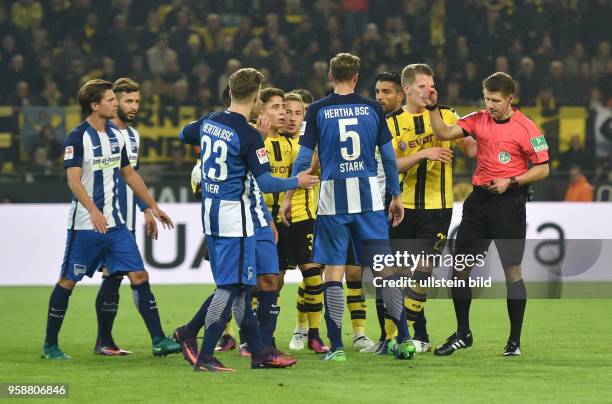 Fussball GER, 1. Bundesliga Saison 2016 2017, 7. Spieltag, Borussia Dortmund - Hertha BSC Berlin 1:1, Emre Mor , 4. V.li., sieht von Schiedsrichter...