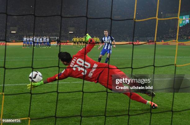 Fussball GER, DFB Pokal, Achtelfinale, Saison 2016 2017, Borussia Dortmund - Hertha BSC Berlin, Torwart Roman Buerki, Roman Bürki haelt den Elfmeter...