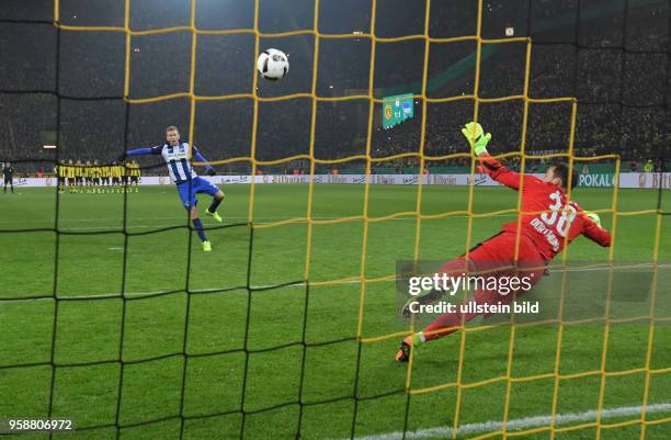 Fussball GER, DFB Pokal, Achtelfinale, Saison 2016 2017, Borussia Dortmund - Hertha BSC Berlin 1:1, 3:2 i. E., Fabian Lustenberger trifft mit seinem...