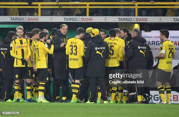 Fussball GER, DFB Pokal, Achtelfinale, Saison 2016 2017, Borussia Dortmund - Hertha BSC Berlin 1:1, 3:2 i. E., Trainer Thomas Tuchel , vorne 4.v.li.,...