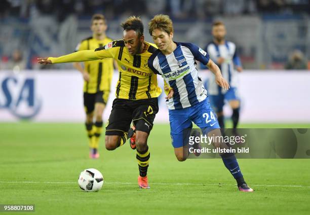 Fussball GER, 1. Bundesliga Saison 2016 2017, 7. Spieltag, Borussia Dortmund - Hertha BSC Berlin 1:1, Genki Haraguchi , re., gegen Pierre-Emerick...