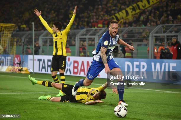 Fussball GER, DFB Pokal, Achtelfinale, Saison 2016 2017, Borussia Dortmund - Hertha BSC Berlin 1:1, 3:2 i. E., v.re., Julian Schieber , Erik Durm ,...