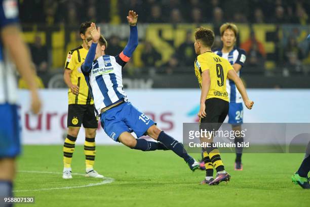 Fussball GER, 1. Bundesliga Saison 2016 2017, 7. Spieltag, Borussia Dortmund - Hertha BSC Berlin 1:1, Emre Mor , re., schubst Sebastian Langkamp zu...