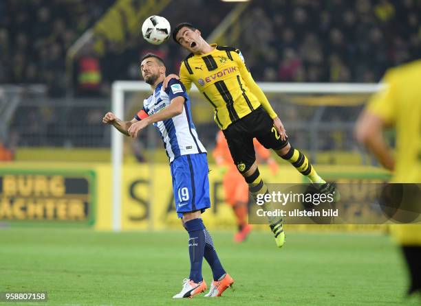 Fussball GER, 1. Bundesliga Saison 2016 2017, 7. Spieltag, Borussia Dortmund - Hertha BSC Berlin 1:1, Mikel Merino , re., gegen Vedad Ibisevic