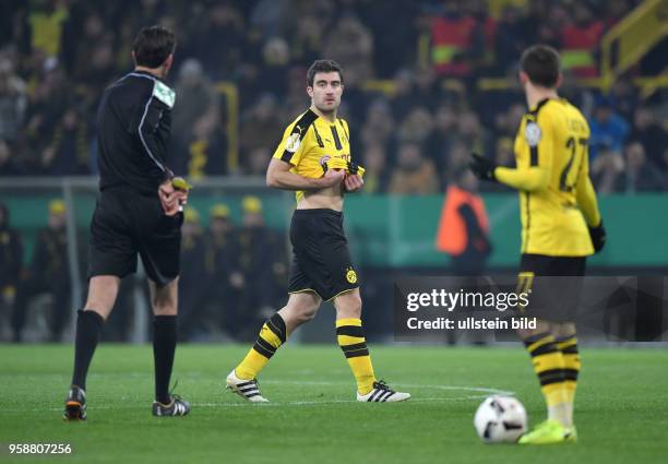 Fussball GER, DFB Pokal, Achtelfinale, Saison 2016 2017, Borussia Dortmund - Hertha BSC Berlin 1:1, 3:2 i. E., Sokratis sieht von Schiedsrichter...