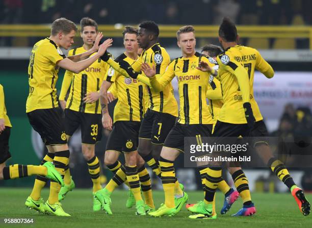 Fussball GER, DFB Pokal, Achtelfinale, Saison 2016 2017, Borussia Dortmund - Hertha BSC Berlin 1:1, 3:2 i. E., Jubel Matthias Ginter , Julian Weigl ,...