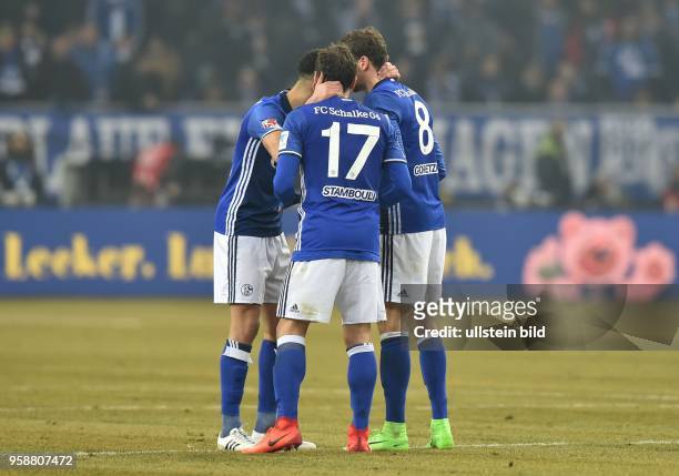 Fussball GER, 1. Bundesliga Saison 2016 2017, 20. Spieltag, FC Schalke 04 - Hertha BSC Berlin, v. L. Nabil BENTALEB ,Benjamin STAMBOULI und Leon...