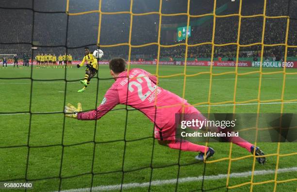 Fussball GER, DFB Pokal, Achtelfinale, Saison 2016 2017, Borussia Dortmund - Hertha BSC Berlin 1:1, 3:2 i. E., Ousmane Dembele, Ousmane Dembélé...