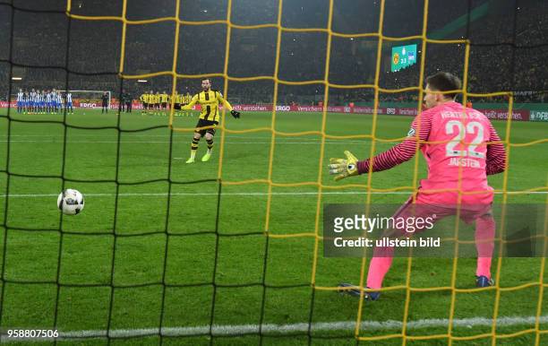 Fussball GER, DFB Pokal, Achtelfinale, Saison 2016 2017, Borussia Dortmund - Hertha BSC Berlin 1:1, 3:2 i. E., Gonzalo Castro verwandelt gegen...