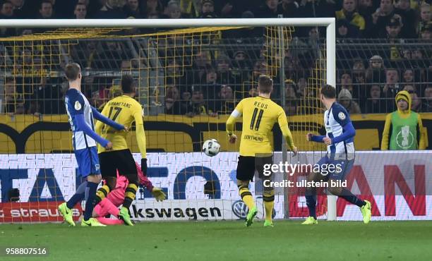 Fussball GER, DFB Pokal, Achtelfinale, Saison 2016 2017, Borussia Dortmund - Hertha BSC Berlin, Marco Reus , 2. V.re., erzielt das Tor zum 1:1