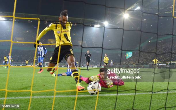 Fussball GER, DFB Pokal, Achtelfinale, Saison 2016 2017, Borussia Dortmund - Hertha BSC Berlin 1:1, 3:2 i. E., Torwart Rune Jarstein hat die Hand auf...