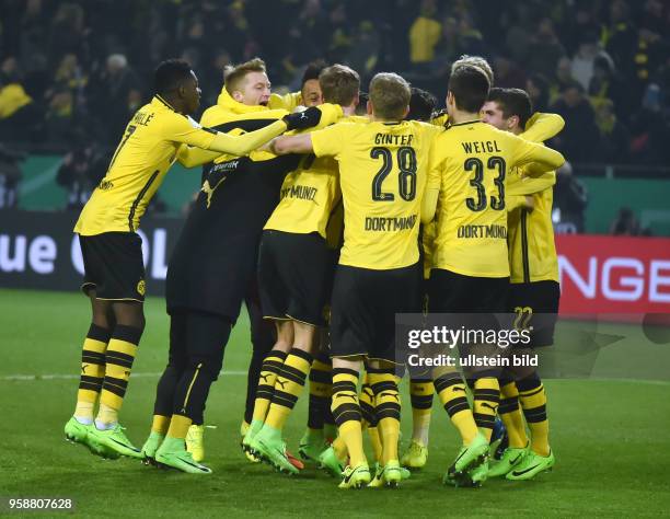 Fussball GER, DFB Pokal, Achtelfinale, Saison 2016 2017, Borussia Dortmund - Hertha BSC Berlin 1:1, 3:2 i. E., BVB Jubeltraube mit Ousmane Dembele,...
