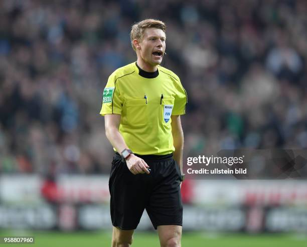 Fussball GER, 1. Bundesliga Saison 2016 2017, 25. Spieltag, SV Werder Bremen - RB Leipzig 3:0, Schiedsrichter Christian Dingert