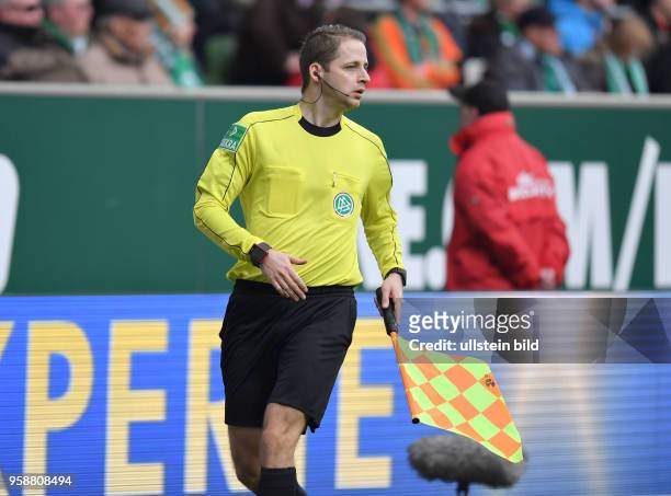 Fussball GER, 1. Bundesliga Saison 2016 2017, 25. Spieltag, SV Werder Bremen - RB Leipzig 3:0, Schiedsrichter Assistent Dr. Martin Thomsen